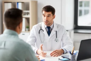 Mann im Gespräch mit Urologen – Beratung zur sexuellen Gesundheit